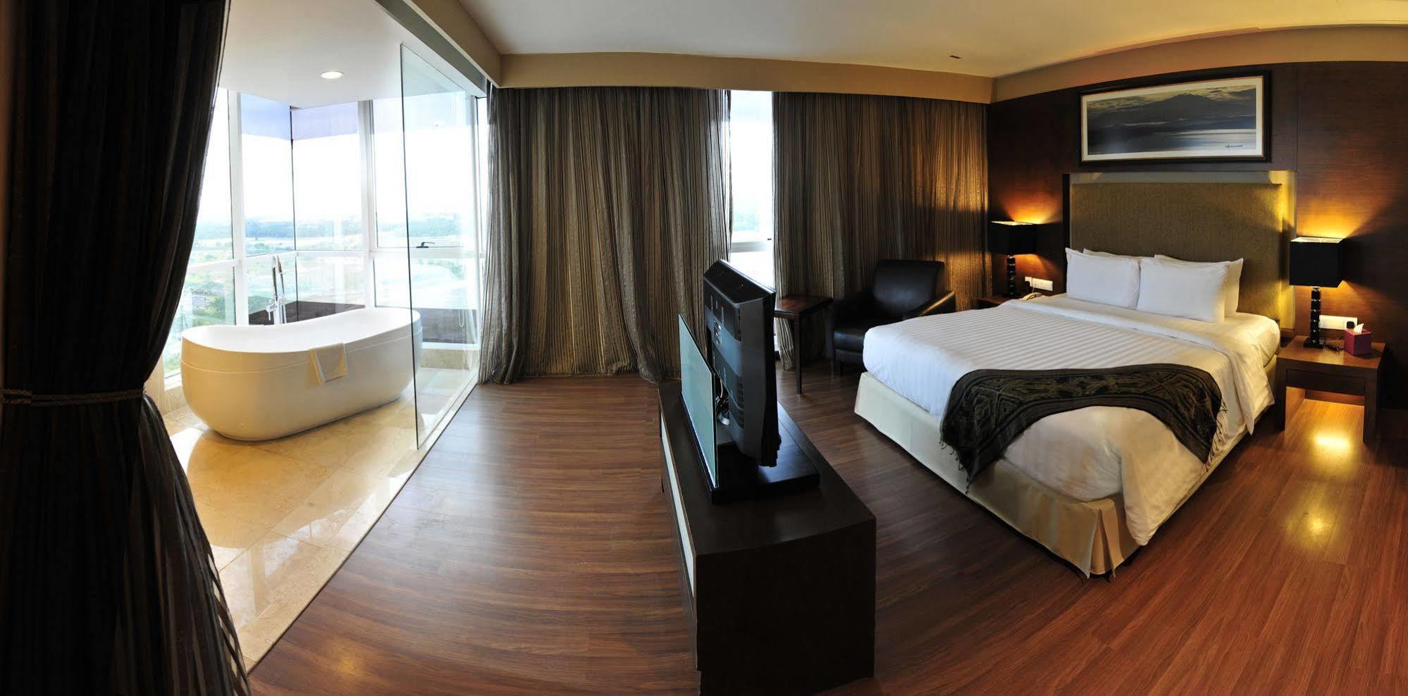 Grand Borneo Hotel Kota Kinabalu Exterior foto